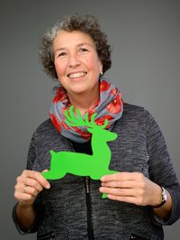 Barbara Knodt mit grünem Hirsch